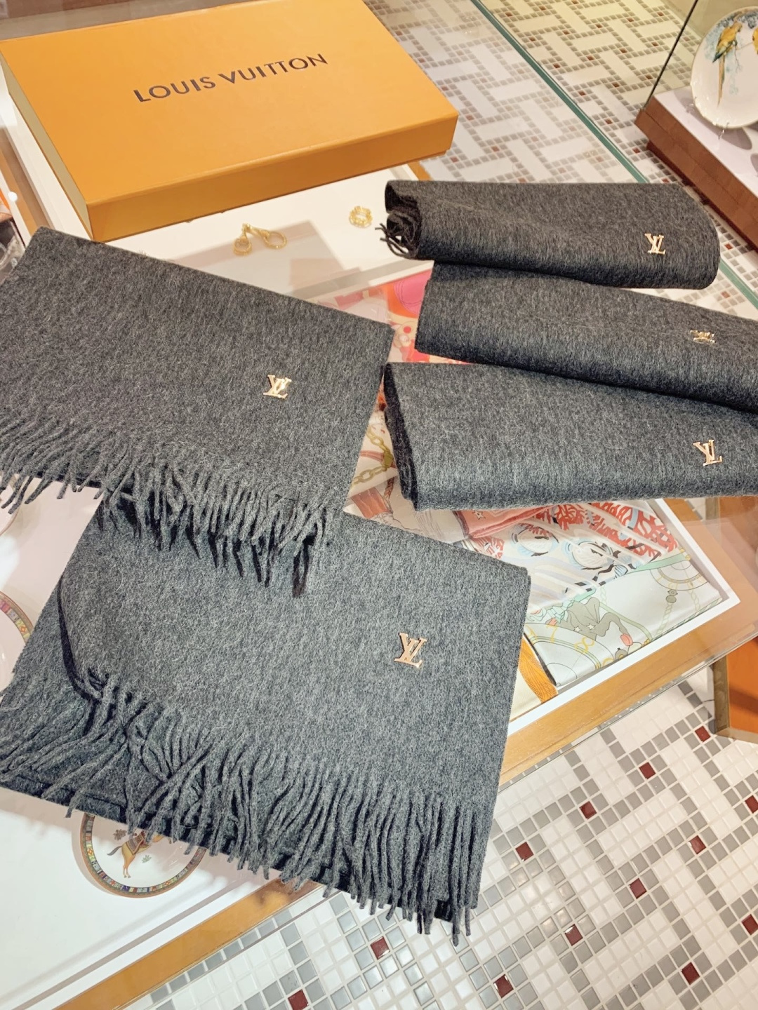 NO:580861,[Recommended high-end men’s model~] Super amazing men’s cashmere scarf!  !  ZG is on sale at the same time, the price is really unbeatable and great value!  My mother’s price feedback ~ it’s definitely worth buying!  !  LV's very authentic men's scarf ~ I love the fabric, the double-sided cashmere yarn has clear and clean hairiness, and the velvet feel in your hand is really super comfortable!  Very soft and manly style, the upper body effect is unparalleled and beautiful!  !  It is elegant and simple, and can be worn on both sides. It is a style that any boy will like. It has texture and is not ostentatious!  During the photo-taking process, I have been fascinated by the texture of the fabric and the effect of contrasting colors many times. The small logo is very delicately embellished, with texture and is not ostentatious~ The last order leftover is a bonus for everyone~!  It feels very soft and comfortable!  Medium thickness, very friendly to the neck ~ classic men’s 30cm wide cashmere scarf!  !  Unisex style, cashmere, size 30*200cm!  It is suitable for matching with formal wear or casual wear. It can be folded in half and hung in a circle or wrapped in a circle. It is a gentleman's style and has a warm demeanor!  high version scarf,high version scarf,louis vuitton19860909【怒赞推荐高端男士款~】超级无敌赞的男士羊绒围巾！！ZG同步在售,这个价格真的无敌超值！亲妈价格回馈~买到绝对值！！LV非常正的男士围巾~面料大爱,双面的羊绒纱线毛羽清晰干净,握在手里绒感真的超级无敌舒服！非常柔软很Man的风格,上身效果无敌好看！！大气简约,两面都可以围,任何男生都会喜欢的款吧,有质感不张扬！拍照过程中已经多次被面料质感和撞色的效果迷倒.小小Logo非常精致的点缀,有质感不张扬~尾单余一丢丢福利大家~！手感非常柔软舒服！中等厚度,非常亲脖子的一款~经典男士的30cm宽羊绒围巾！！男女通用款式,羊绒,规格30*200cm！搭配正装或者搭配休闲装都很合适~对折挂围或者绕圈围都完全可以,绅士有型~有温度的风度！高版本围巾,高版本围巾,louis vuitton,scarf