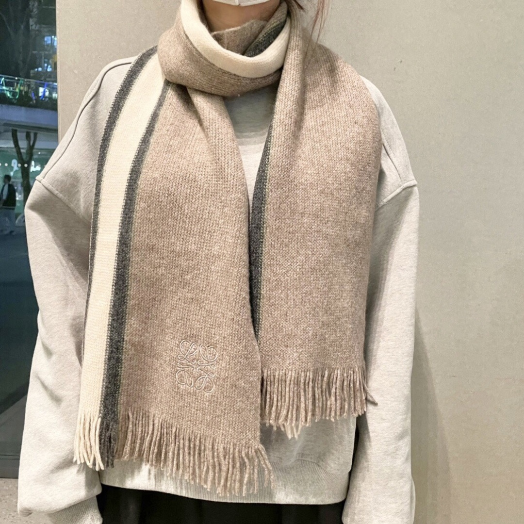 NO:580863,Loewe's new cashmere knitted long scarf is so beautiful [crying] The royal palace-level new model is on sale. It is extremely beautiful. It really matches the skin tone on the upper body. It is versatile. You can decide whether it looks good or not. The size of the scarf is 30*200cm. It is made of pure cashmere. It is the first choice for gift giving. High version scarf, high version scarf, loewe19860909罗意威新款羊绒针织长巾美翻了[流泪]御用殿堂级极品新款在售 美丽至极 真的 上身极为衬肤色 百搭 好看不好看自己看吧 围巾尺寸30*200cm,精选纯羊绒,送礼首选佳品高版本围巾,高版本围巾,loewe,scarf
