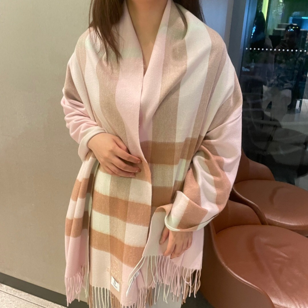 NO:574290,High-end and good quality. The market quality is different. New popular models. Burberry shawls for couples. Exclusive products. Luxury is in the size. High-end quality. Only with super high cashmere quality will this brand favor this quality product. It is a rare knitted scarf on the market. It is really a super high-end product. Only such a big brand can have it. Every color is loved and every color is retained. Selling one less good product. Imported knitted cashmere. Size 200*70 high version scarf, high version scarf, burberry, shawls19860909高端好品质 市场质量不一样 爆款上新 情侣款巴宝利披肩 独家牛货 奢华尽在尺寸之间,高端品质具有超高羊绒品质才会被此品牌青睐这种精品是市场上及其少见的围巾针织,真是超级高端货只有这种大品牌才会拥有每色都是大爱每色都留.卖一条少一条的好货 进口针织羊绒 尺寸200*70高版本围巾,高版本围巾,burberry,shawls,scarf