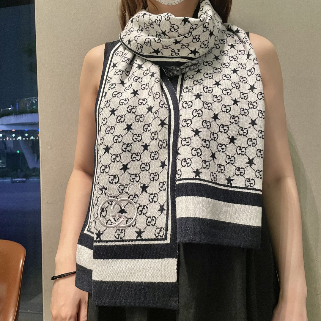 NO:580864,The most popular item is G’s exclusive product [GG Knitted Bee]. High-end quality knitted patchwork scarves are extremely rare in the market. GG element knitted wool is really a super high-end product. Only such a big brand can have it. Every color is loved by everyone. Material: Cashmere. Size 32*180cm. High version scarf, high version scarf, gucci19860909爆款上 G家独家牛货【GG针织蜜蜂】 高端品质针织拼接围巾这种精品是市场上及其少见的,GG元素针织毛线真是超极高端货只有这种大品牌才会拥有每色都是大爱,卖一条少一条的好货材质 羊绒 尺寸32*180cm高版本围巾,高版本围巾,gucci,scarf