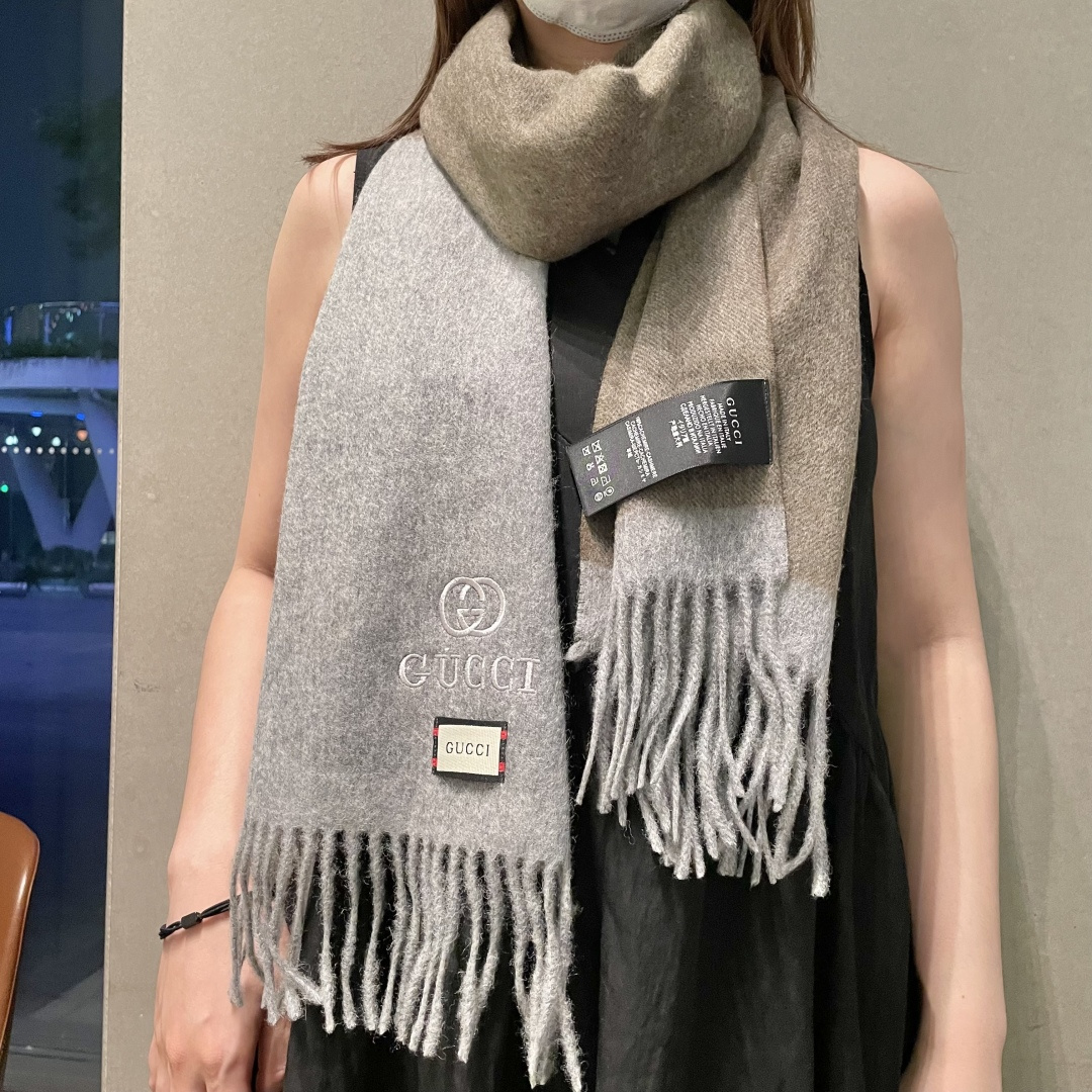 NO:580872,The hottest item has arrived. Gucci's classic unisex scarf. This soft and comfortable scarf brings this season's warmest and most considerate care. The top quality cashmere thread is woven with a beautiful and exquisite texture. It is generous and practical, comfortable and warm, and is made of top quality materials!  Very perfect!  No matter what age you are, owning this suit will give you all the temperament and elegance you wish for!  Specification 32X190 high version scarf, high version scarf19860909爆款到货古奇经典男女通用围巾柔和舒适的围巾带来今季最温暖贴心呵护最顶级的品质羊绒线织出漂亮精致的纹理,大方实用,舒适保暖,顶级材质！非常完美！无论什么年龄段,拥有这款套装就拥有了一切你所希望拥有的气质与优雅品味！规格32X190高版本围巾,高版本围巾,scarf