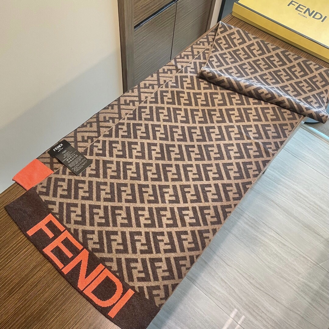 经典FF字母元素围巾，专柜也是刚上架的好玩意儿‼今年的芬迪也是起飞的架势，火的不要不要的，这款真真儿的正