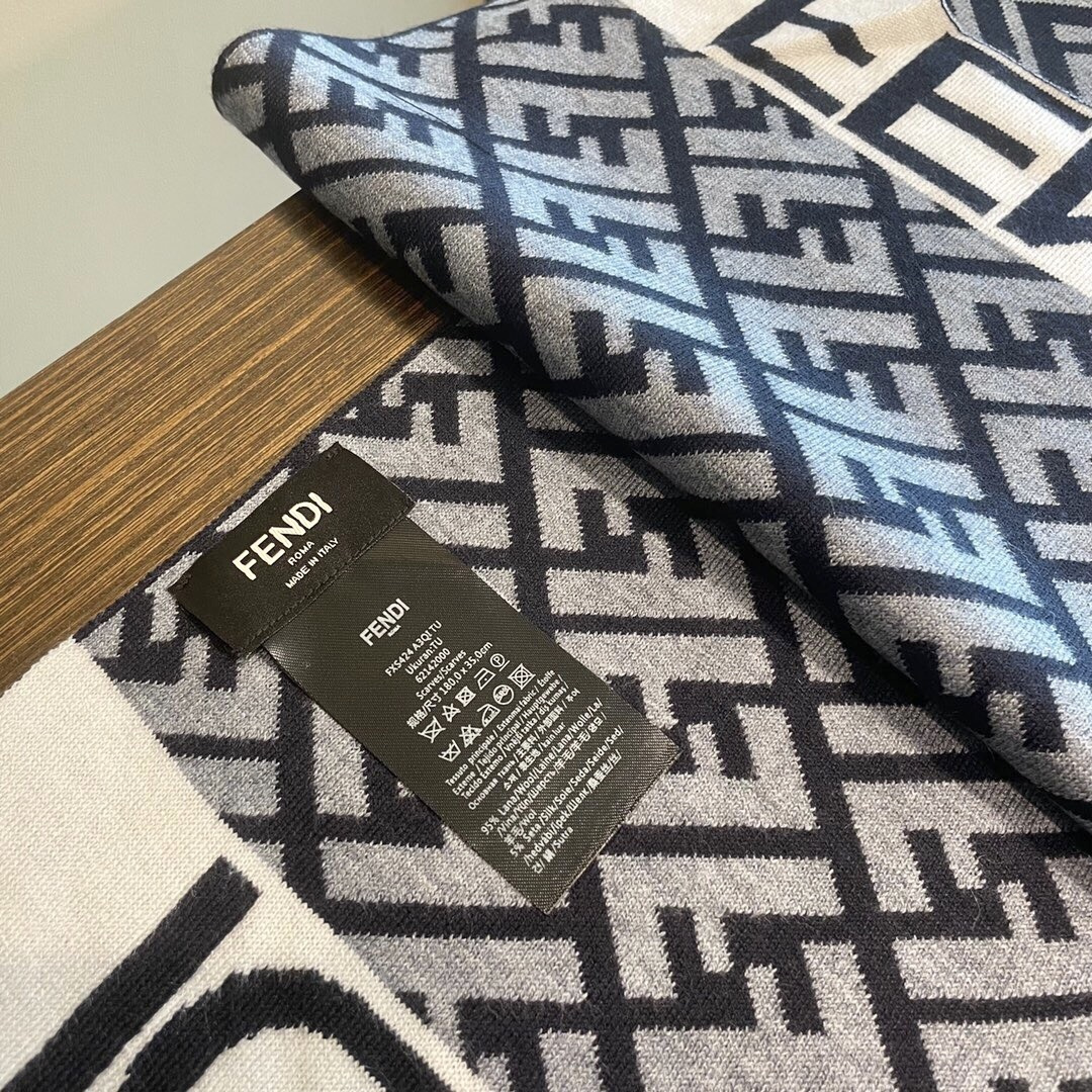 经典FF字母元素围巾，专柜也是刚上架的好玩意儿‼今年的芬迪也是起飞的架势，火的不要不要的，这款真真儿的正