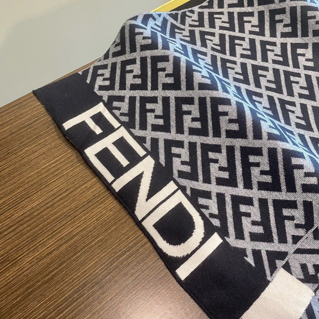经典FF字母元素围巾，专柜也是刚上架的好玩意儿‼今年的芬迪也是起飞的架势，火的不要不要的，这款真真儿的正