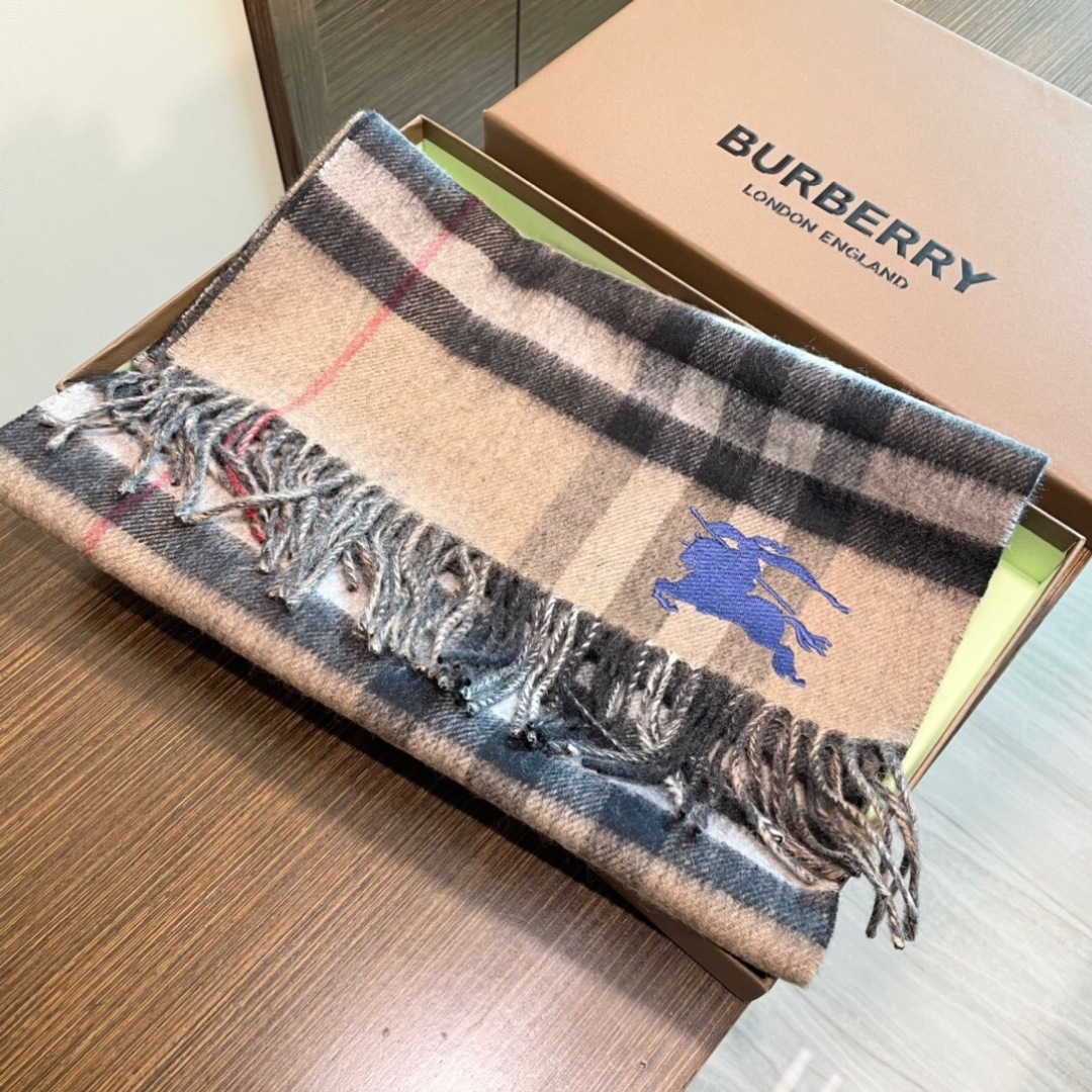 Burberry双面提花羊羔毛绒围巾👍最新英国专柜的单子‼️极品奢华点在于：一面是经典羊绒格子字母徽标提