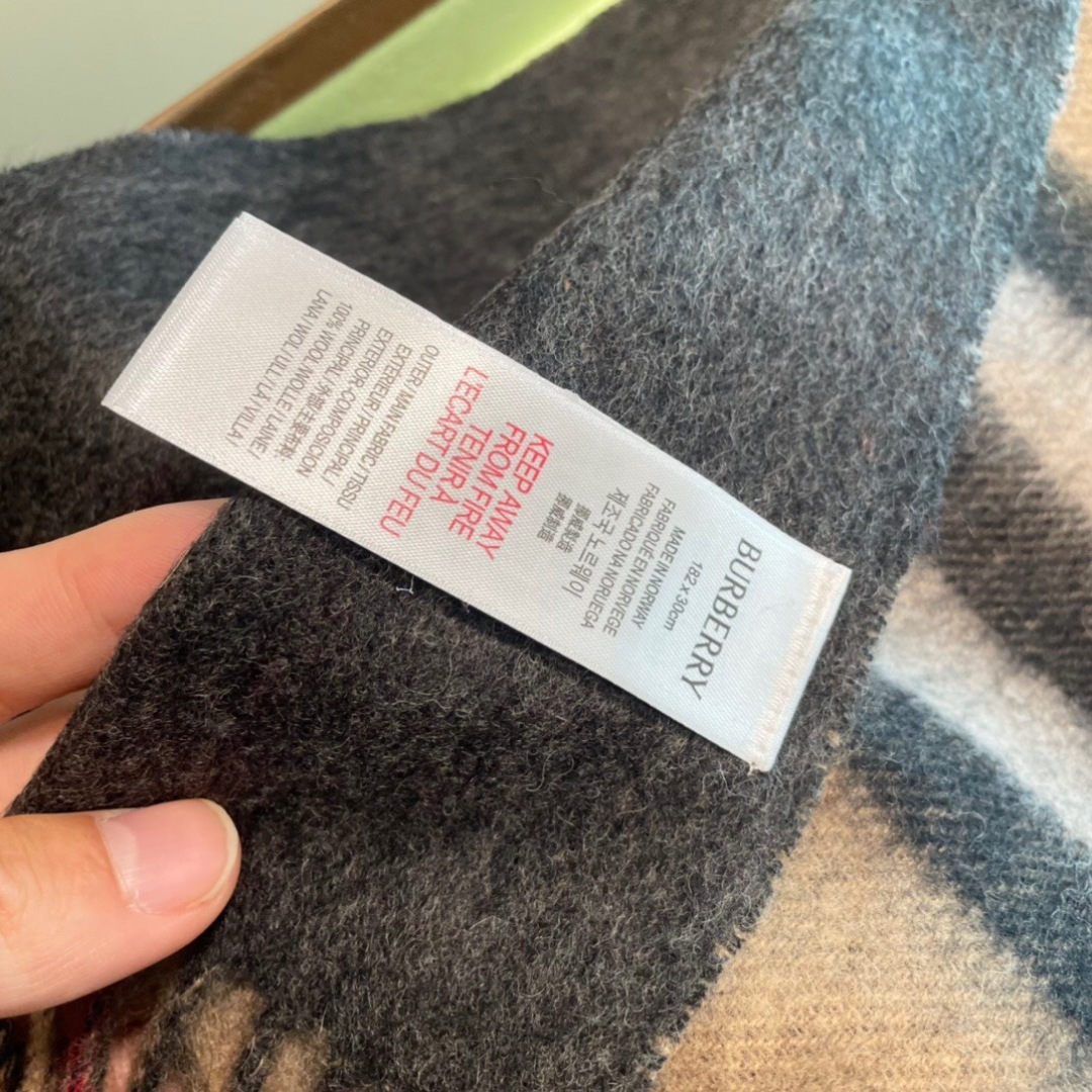 Burberry双面提花羊羔毛绒围巾👍最新英国专柜的单子‼️极品奢华点在于：一面是经典羊绒格子字母徽标提