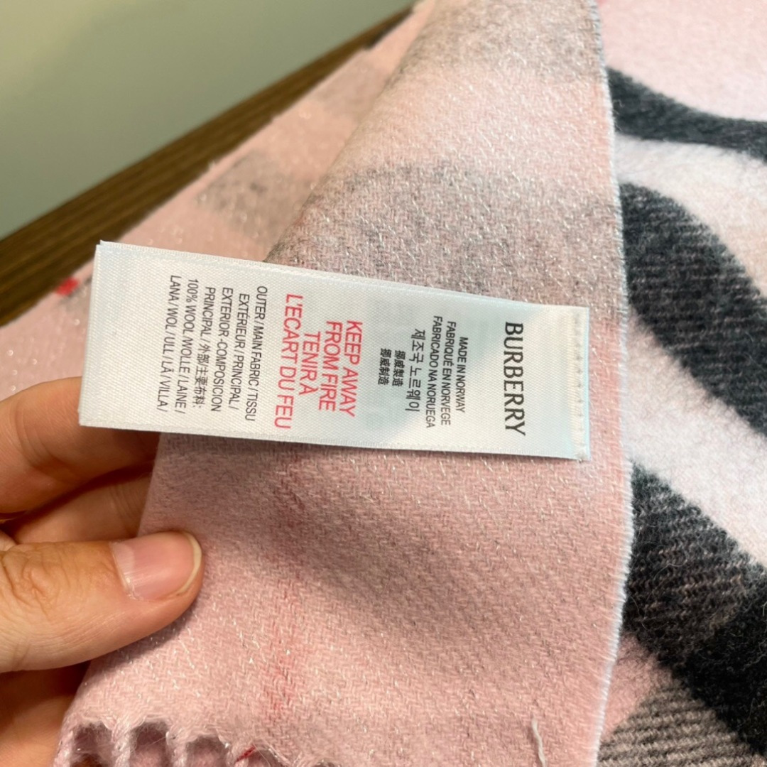 Burberry双面提花羊羔毛绒围巾👍最新英国专柜的单子‼️极品奢华点在于：一面是经典羊绒格子字母徽标提