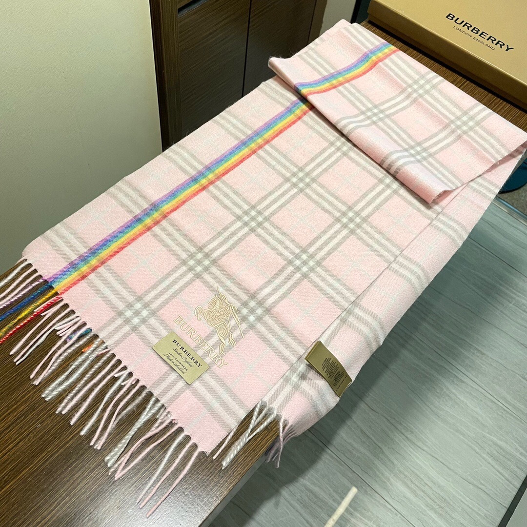 上新。巴宝莉专柜款 官网最新款男女通用情侣款👫手感感到爆，💥 非常保暖👑 柔软亲肤，不扎脖😍经典巴宝莉格