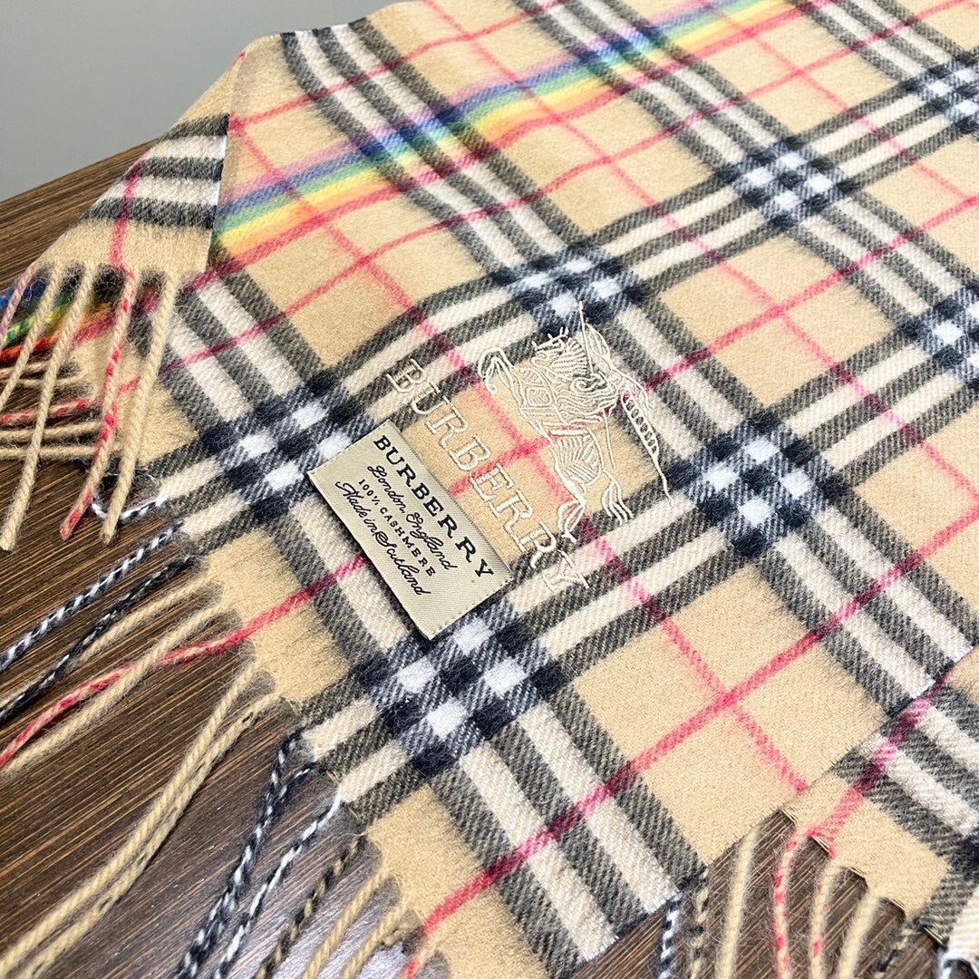 上新。巴宝莉专柜款 官网最新款男女通用情侣款👫手感感到爆，💥 非常保暖👑 柔软亲肤，不扎脖😍经典巴宝莉格