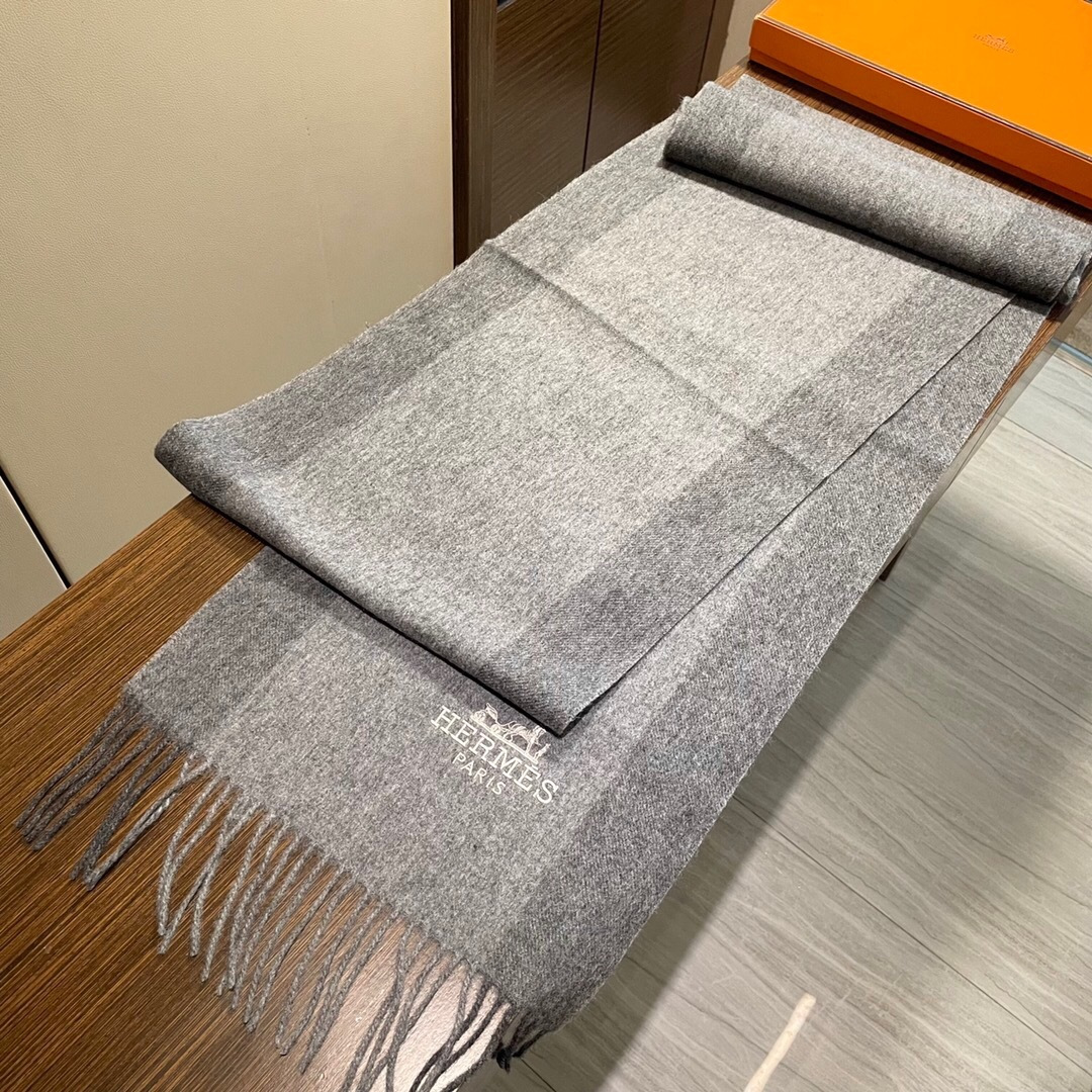 上新 爱马仕男 女款围巾且买且珍惜😍~都是出口订单所以比较难遇❤️东西讲究少而精😍好看的一定要收😎这款H