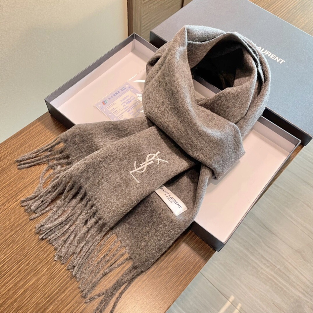YSL（圣罗兰）100%羊绒版手感好到爆 难得一见的温柔配色，低调又不失优雅❗️】重点推荐高级舒适时髦气