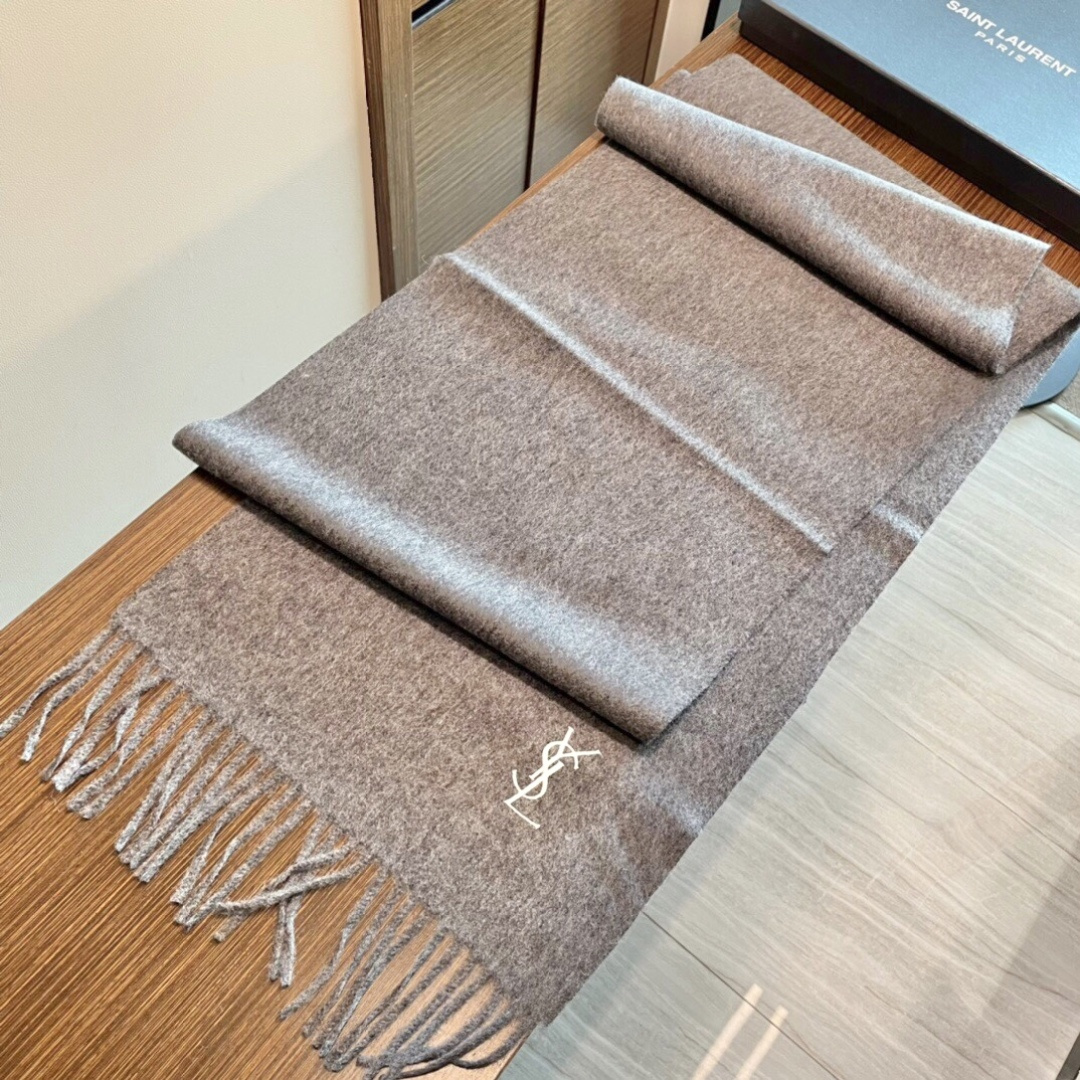 YSL（圣罗兰）100%羊绒版手感好到爆 难得一见的温柔配色，低调又不失优雅❗️】重点推荐高级舒适时髦气