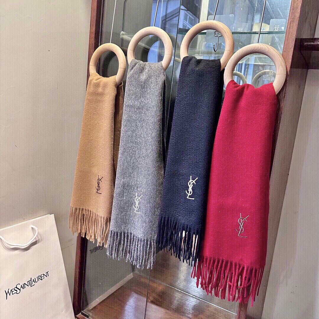 YSL（圣罗兰）100%羊绒版手感好到爆 难得一见的温柔配色，低调又不失优雅❗️】重点推荐高级舒适时髦气