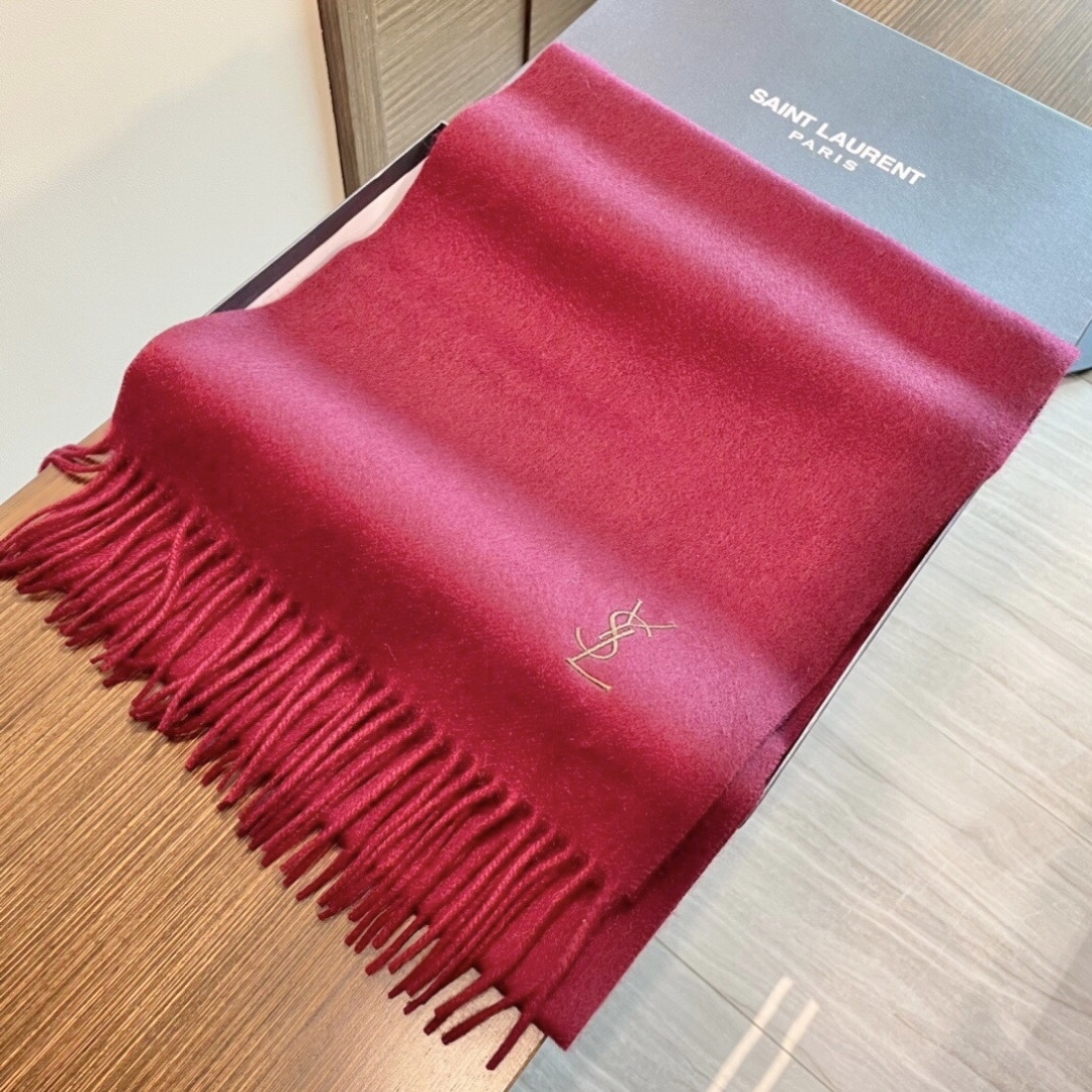 YSL（圣罗兰）100%羊绒版手感好到爆 难得一见的温柔配色，低调又不失优雅❗️】重点推荐高级舒适时髦气