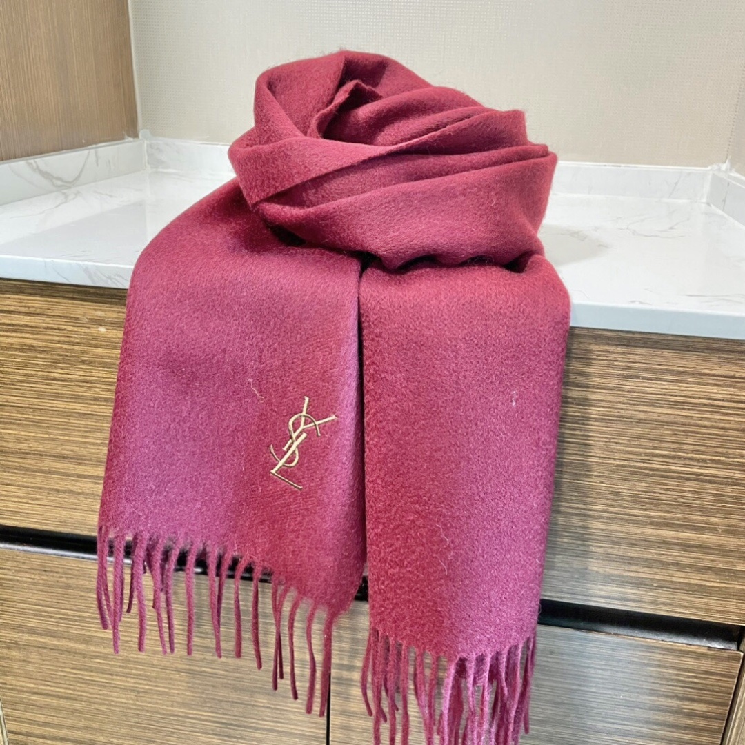 YSL（圣罗兰）100%羊绒版手感好到爆 难得一见的温柔配色，低调又不失优雅❗️】重点推荐高级舒适时髦气