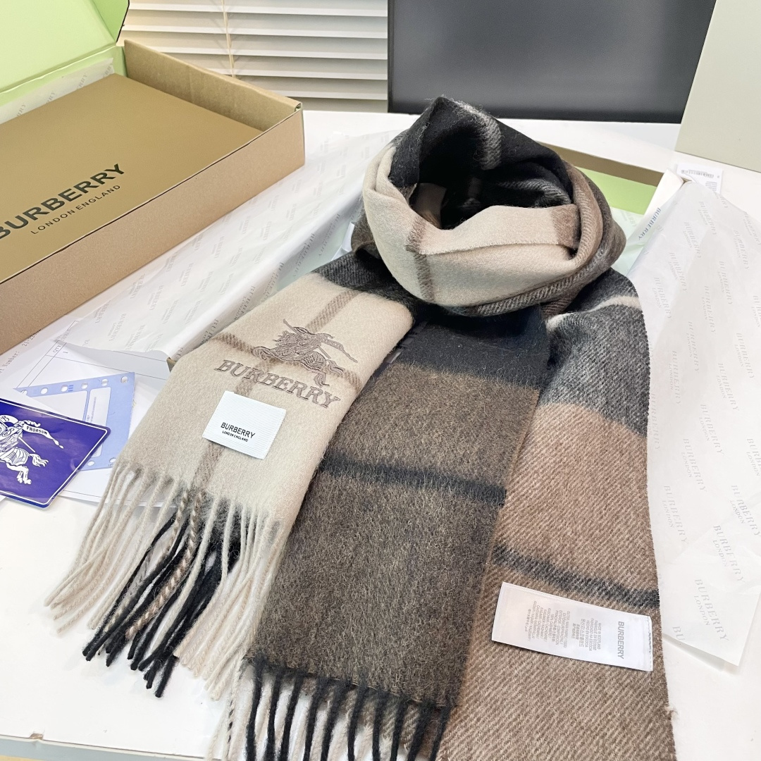 巴宝莉 最新款围巾，男女士的福利 超温柔洋气的双面设计！！】感觉这个比以往的设计都更显年轻更显温柔更气质