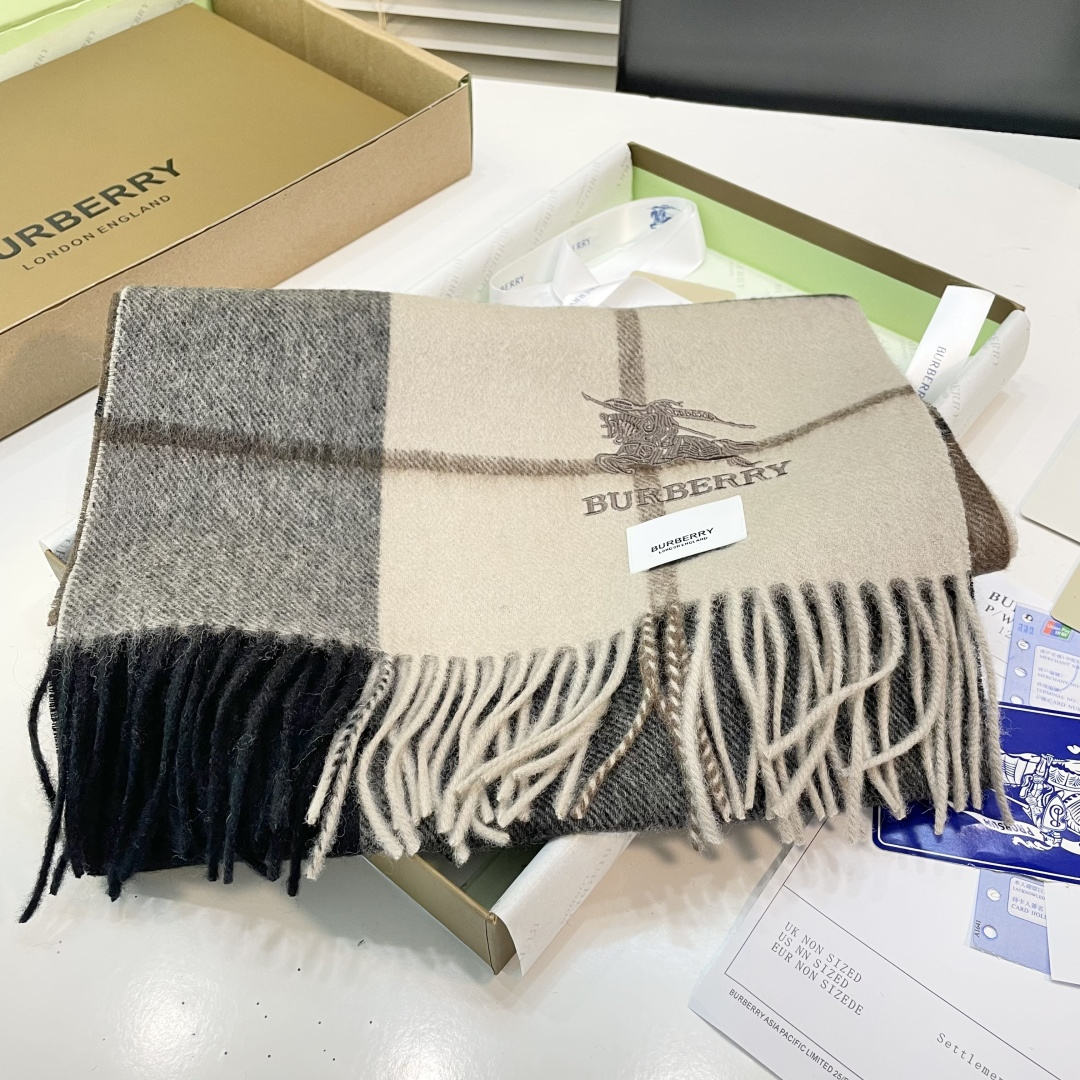 巴宝莉 最新款围巾，男女士的福利 超温柔洋气的双面设计！！】感觉这个比以往的设计都更显年轻更显温柔更气质