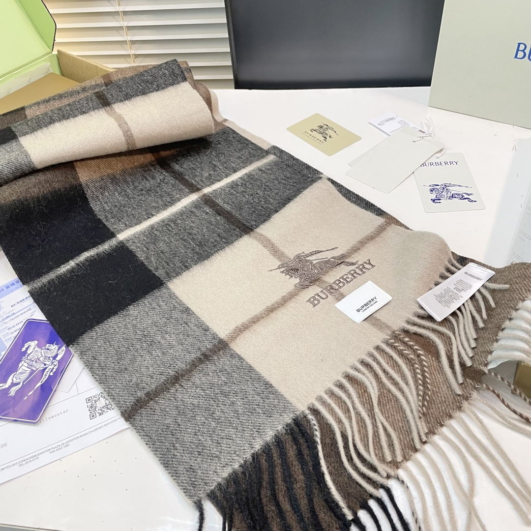 巴宝莉 最新款围巾，男女士的福利 超温柔洋气的双面设计！！】感觉这个比以往的设计都更显年轻更显温柔更气质