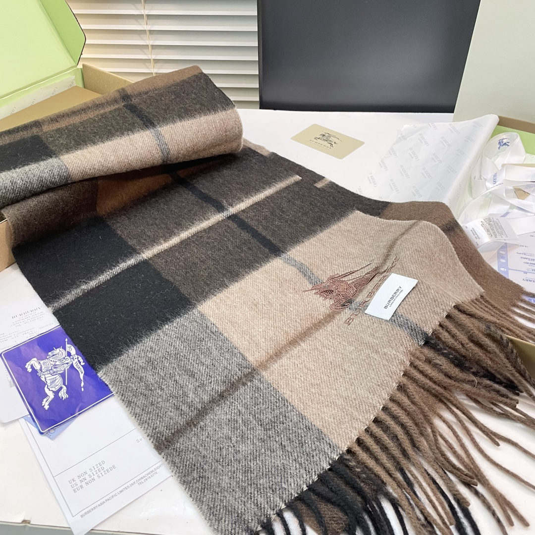 巴宝莉 最新款围巾，男女士的福利 超温柔洋气的双面设计！！】感觉这个比以往的设计都更显年轻更显温柔更气质