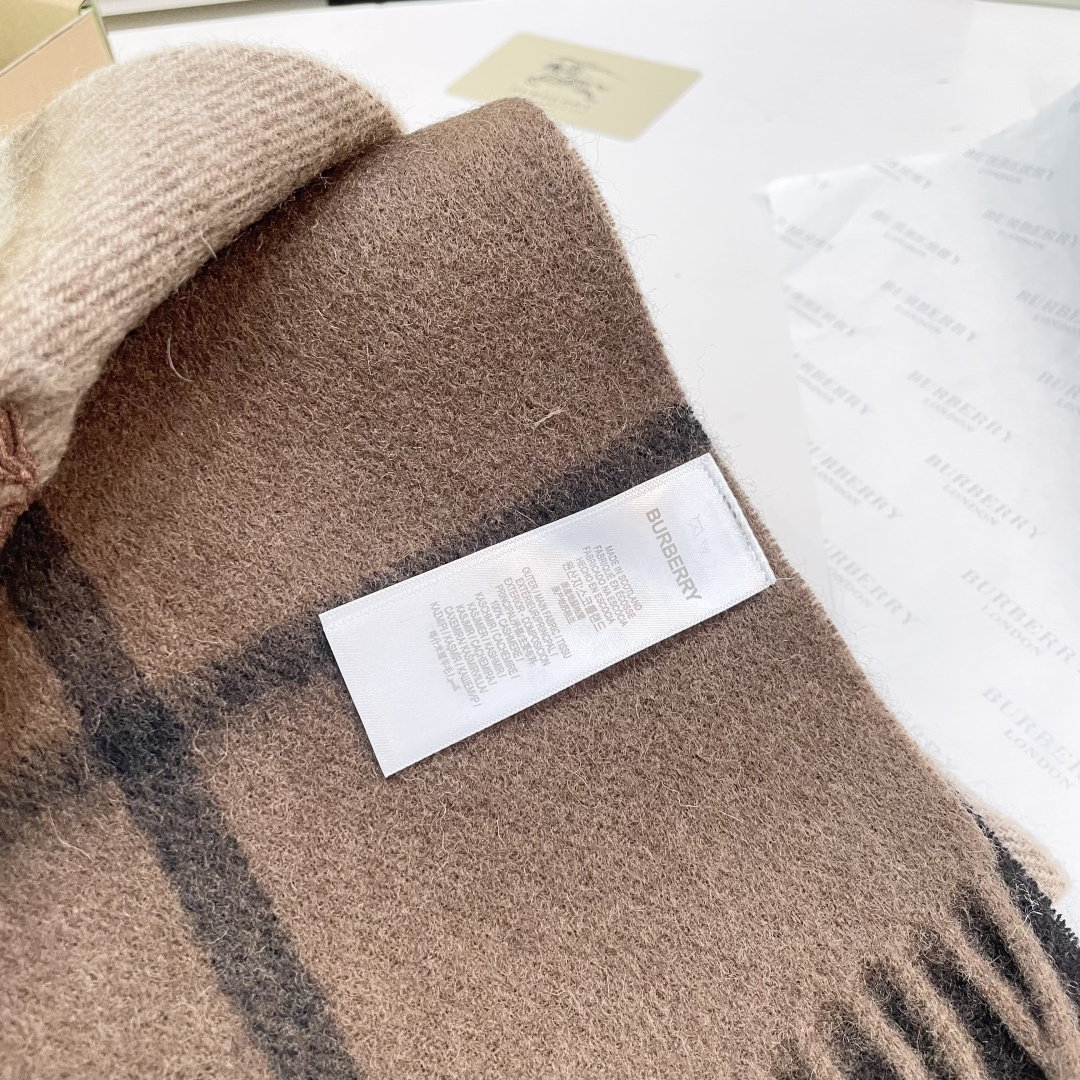 巴宝莉 最新款围巾，男女士的福利 超温柔洋气的双面设计！！】感觉这个比以往的设计都更显年轻更显温柔更气质