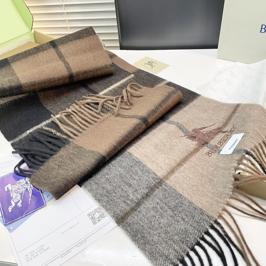 巴宝莉 最新款围巾，男女士的福利 超温柔洋气的双面设计！！】感觉这个比以往的设计都更显年轻更显温柔更气质