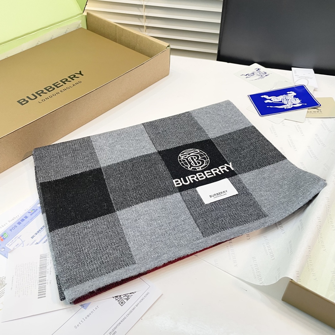 😍viP推荐👍巴宝莉专柜最新款Tb围巾【顶级羊绒围巾】。爆款哦 😘💍实物真心美 🎀针织围巾配以精美log