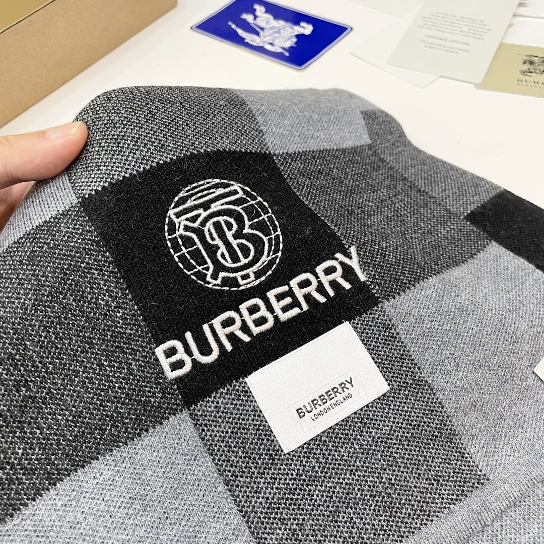 😍viP推荐👍巴宝莉专柜最新款Tb围巾【顶级羊绒围巾】。爆款哦 😘💍实物真心美 🎀针织围巾配以精美log