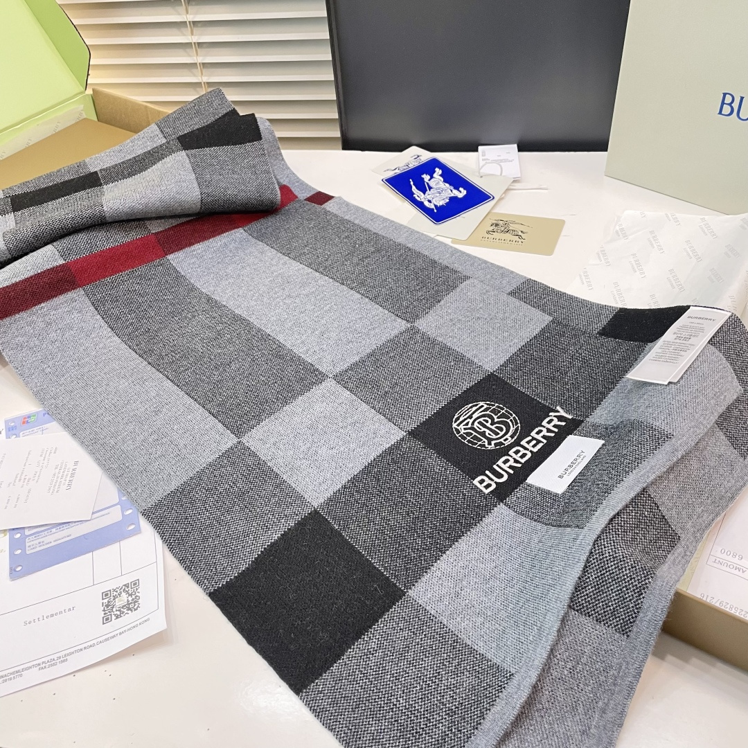 😍viP推荐👍巴宝莉专柜最新款Tb围巾【顶级羊绒围巾】。爆款哦 😘💍实物真心美 🎀针织围巾配以精美log