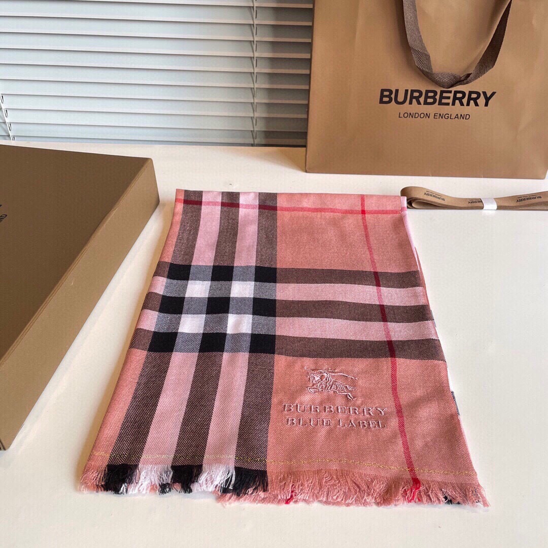 巴宝莉Burberry 经典专柜款、专柜同步 羊绒格子方巾现货秒发 衣柜必备经典款VIP推荐！！！早秋经