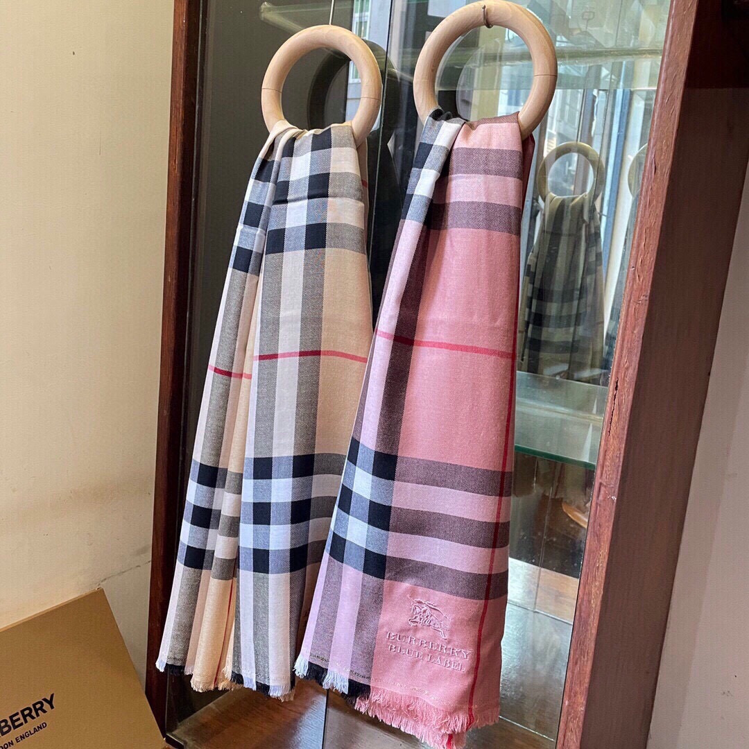 巴宝莉Burberry 经典专柜款、专柜同步 羊绒格子方巾现货秒发 衣柜必备经典款VIP推荐！！！早秋经