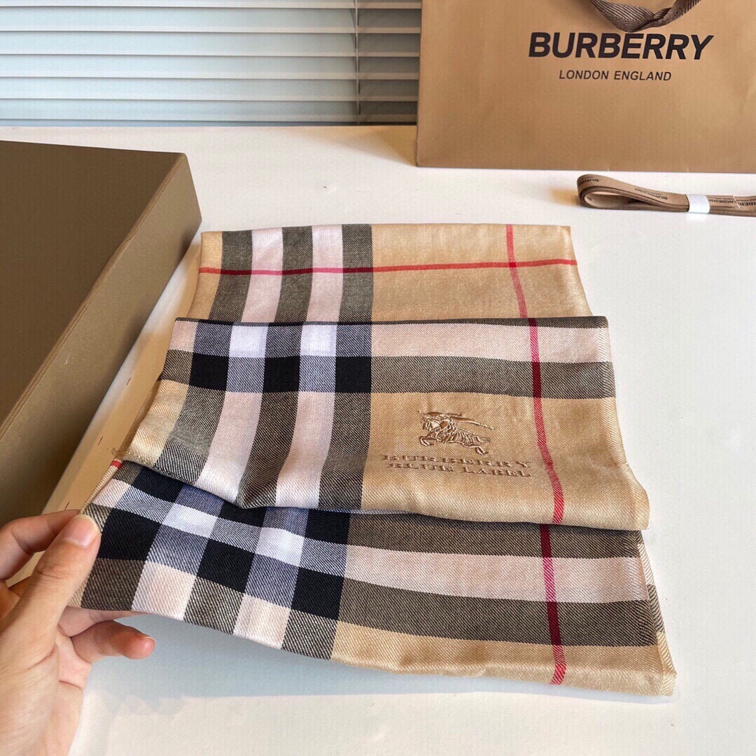 巴宝莉Burberry 经典专柜款、专柜同步 羊绒格子方巾现货秒发 衣柜必备经典款VIP推荐！！！早秋经