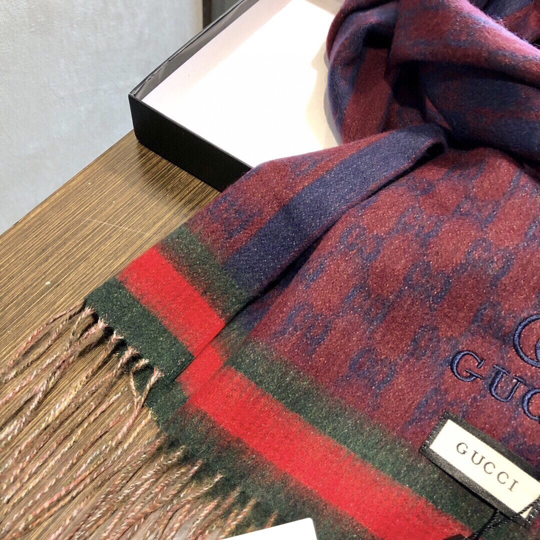 Gucci非常正的围巾~面料大爱，软糯手感，非常柔软细腻舒服‼️经典招牌GG字母元素❤️大气简约，超级好