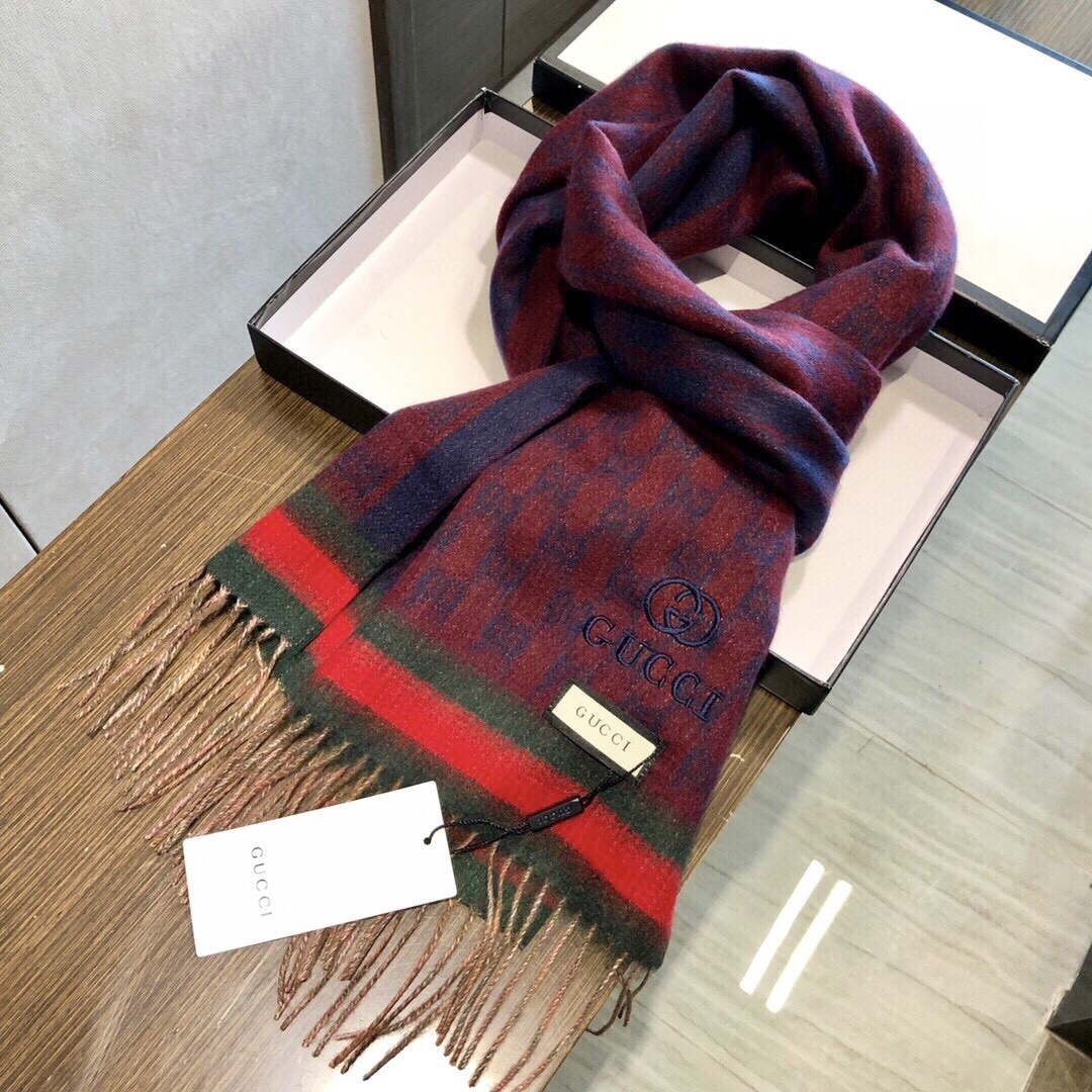 Gucci非常正的围巾~面料大爱，软糯手感，非常柔软细腻舒服‼️经典招牌GG字母元素❤️大气简约，超级好