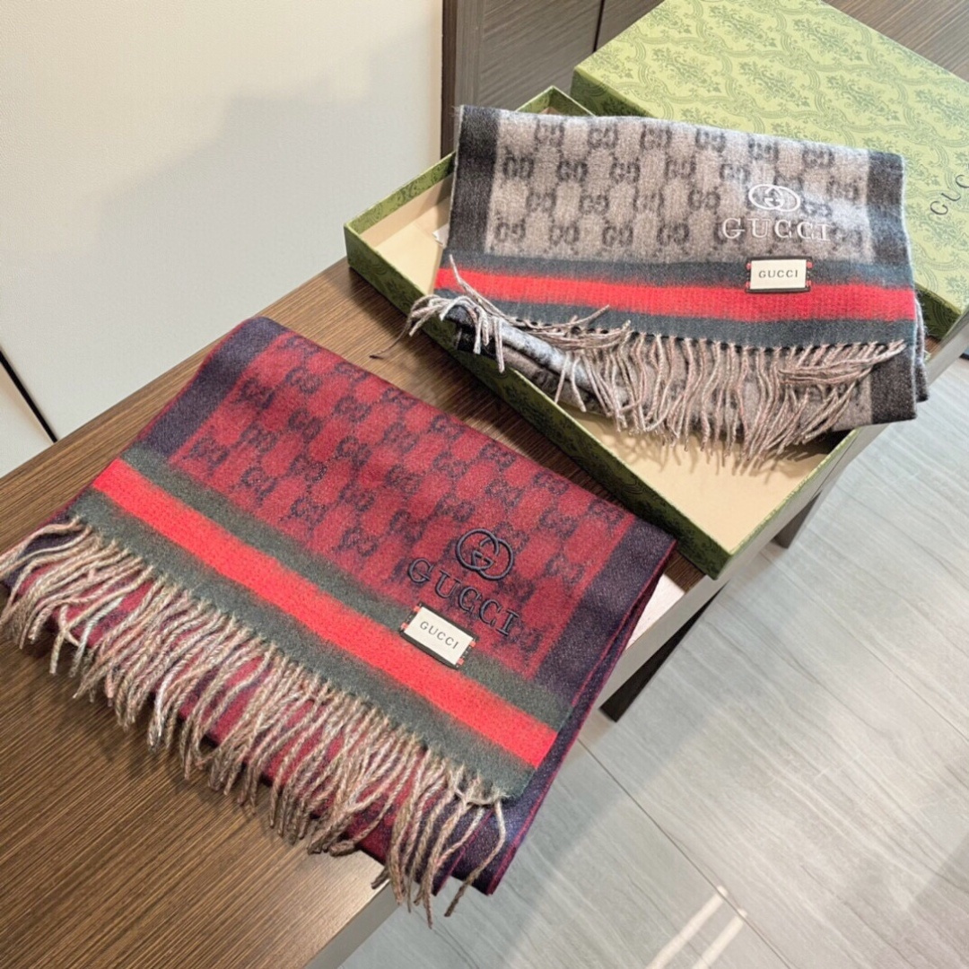 Gucci非常正的围巾~面料大爱，软糯手感，非常柔软细腻舒服‼️经典招牌GG字母元素❤️大气简约，超级好