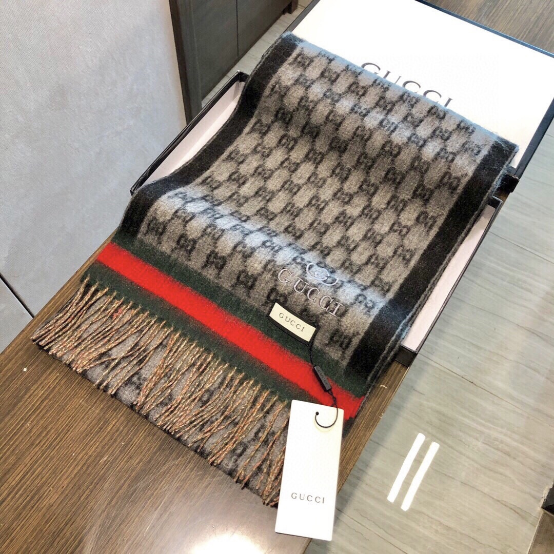 Gucci非常正的围巾~面料大爱，软糯手感，非常柔软细腻舒服‼️经典招牌GG字母元素❤️大气简约，超级好