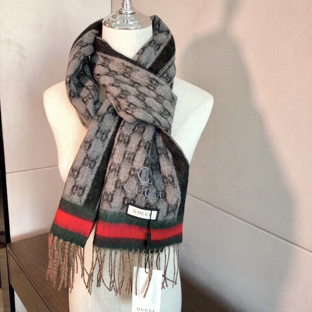 Gucci非常正的围巾~面料大爱，软糯手感，非常柔软细腻舒服‼️经典招牌GG字母元素❤️大气简约，超级好
