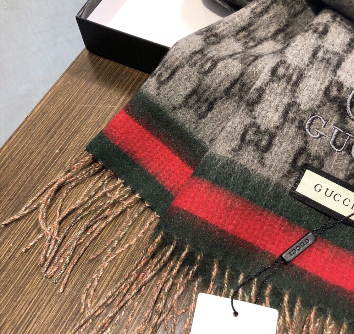 Gucci非常正的围巾~面料大爱，软糯手感，非常柔软细腻舒服‼️经典招牌GG字母元素❤️大气简约，超级好