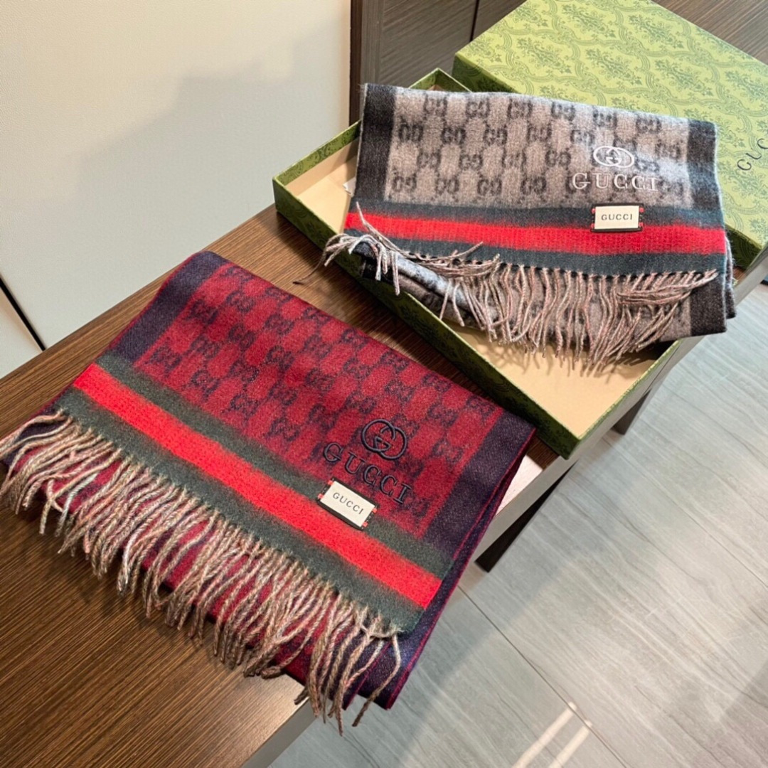 Gucci非常正的围巾~面料大爱，软糯手感，非常柔软细腻舒服‼️经典招牌GG字母元素❤️大气简约，超级好