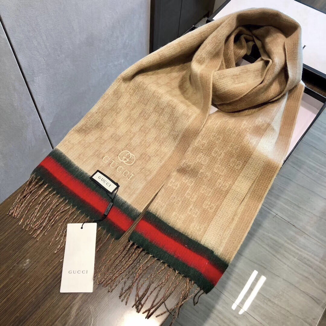Gucci非常正的围巾~面料大爱，软糯手感，非常柔软细腻舒服‼️经典招牌GG字母元素❤️大气简约，超级好