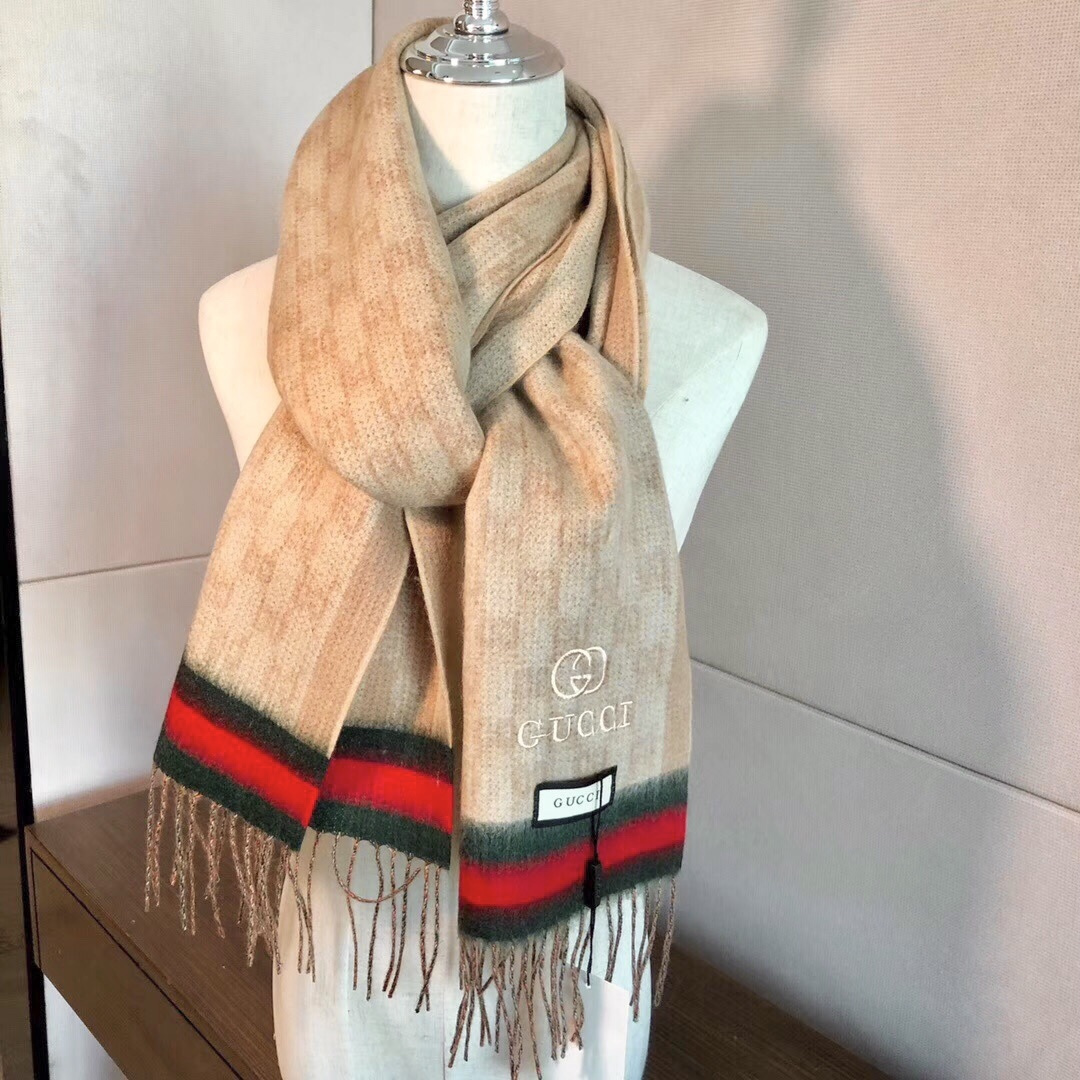 Gucci非常正的围巾~面料大爱，软糯手感，非常柔软细腻舒服‼️经典招牌GG字母元素❤️大气简约，超级好