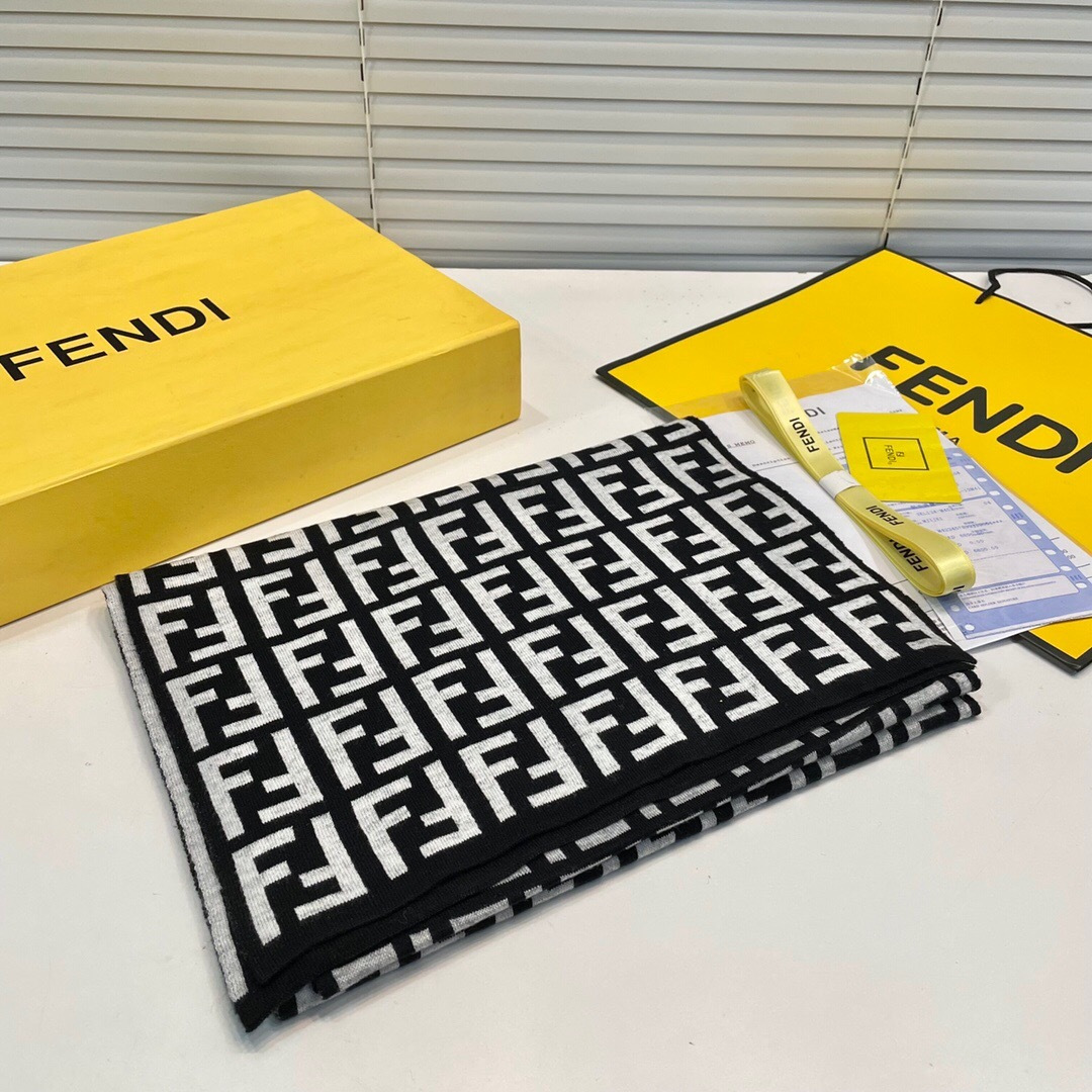 经典FF字母元素围巾，专柜也是刚上架的好玩意儿‼今年的芬迪也是起飞的架势，火的不要不要的，这款真真儿的正
