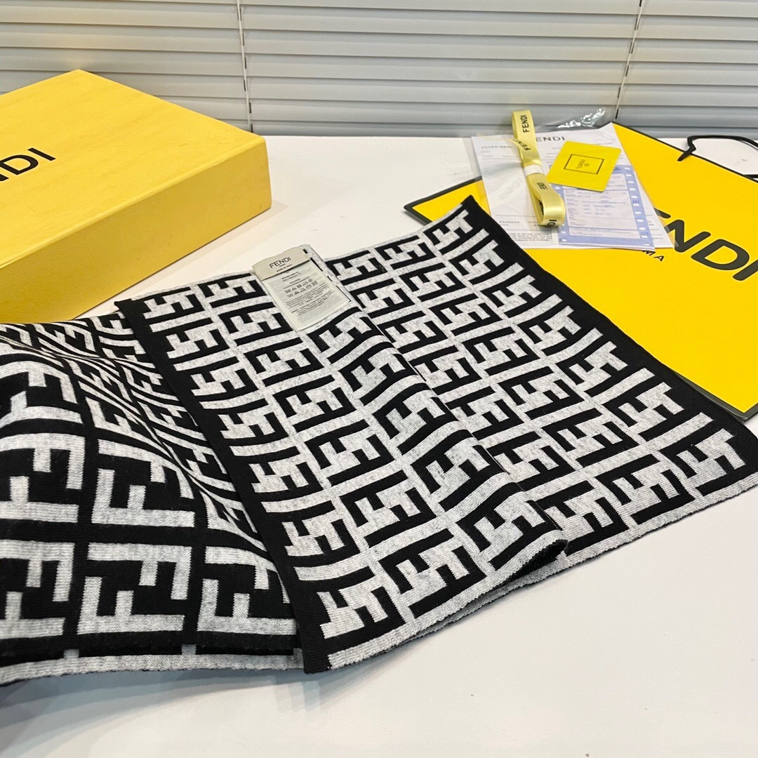 经典FF字母元素围巾，专柜也是刚上架的好玩意儿‼今年的芬迪也是起飞的架势，火的不要不要的，这款真真儿的正