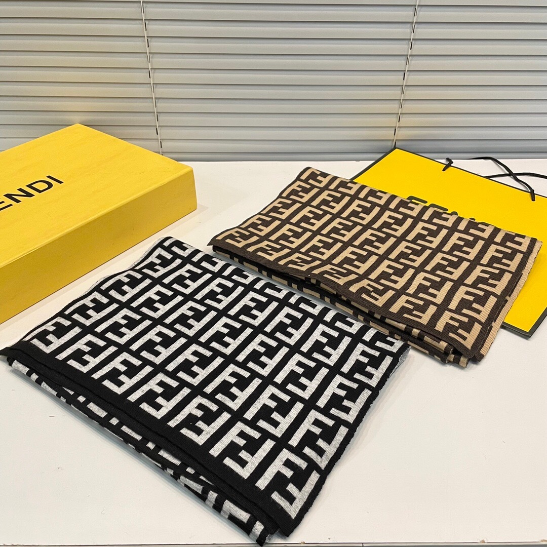 经典FF字母元素围巾，专柜也是刚上架的好玩意儿‼今年的芬迪也是起飞的架势，火的不要不要的，这款真真儿的正