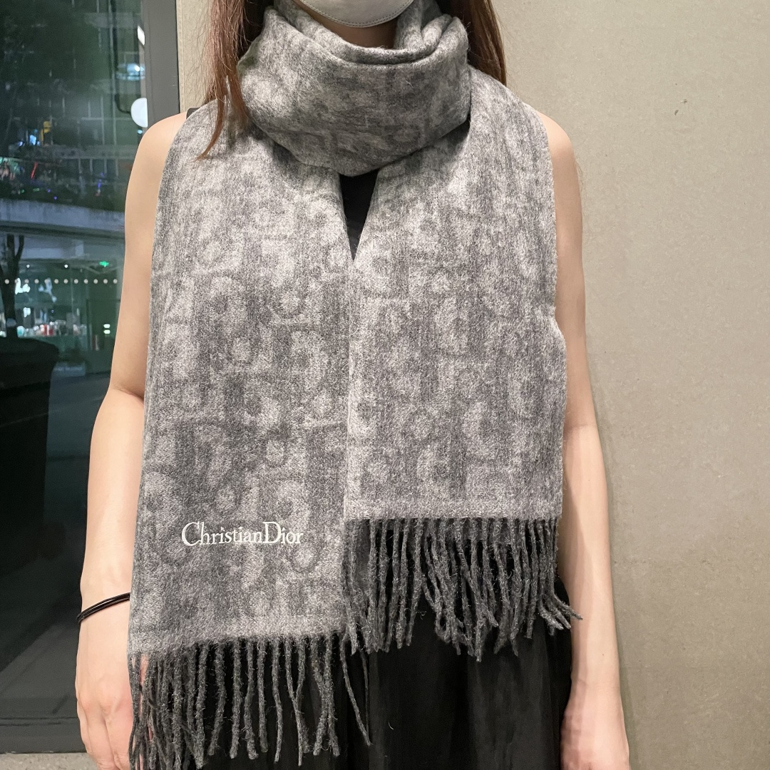 迪奥（Dior）明星同款dd围巾。经典款永远不会过时，而且超百搭。超级好看！！果断自留！精致散须 率真不