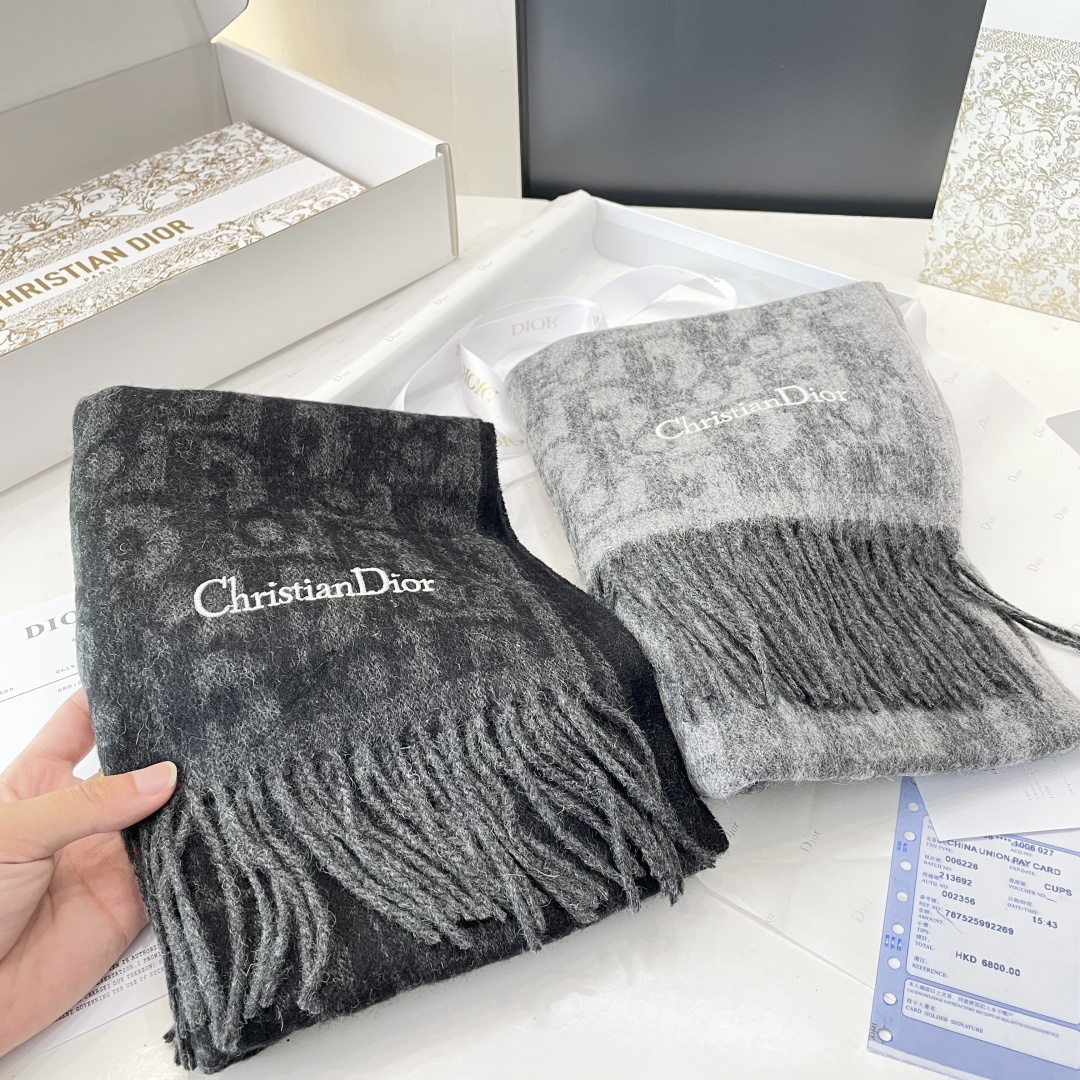 迪奥（Dior）明星同款dd围巾。经典款永远不会过时，而且超百搭。超级好看！！果断自留！精致散须 率真不