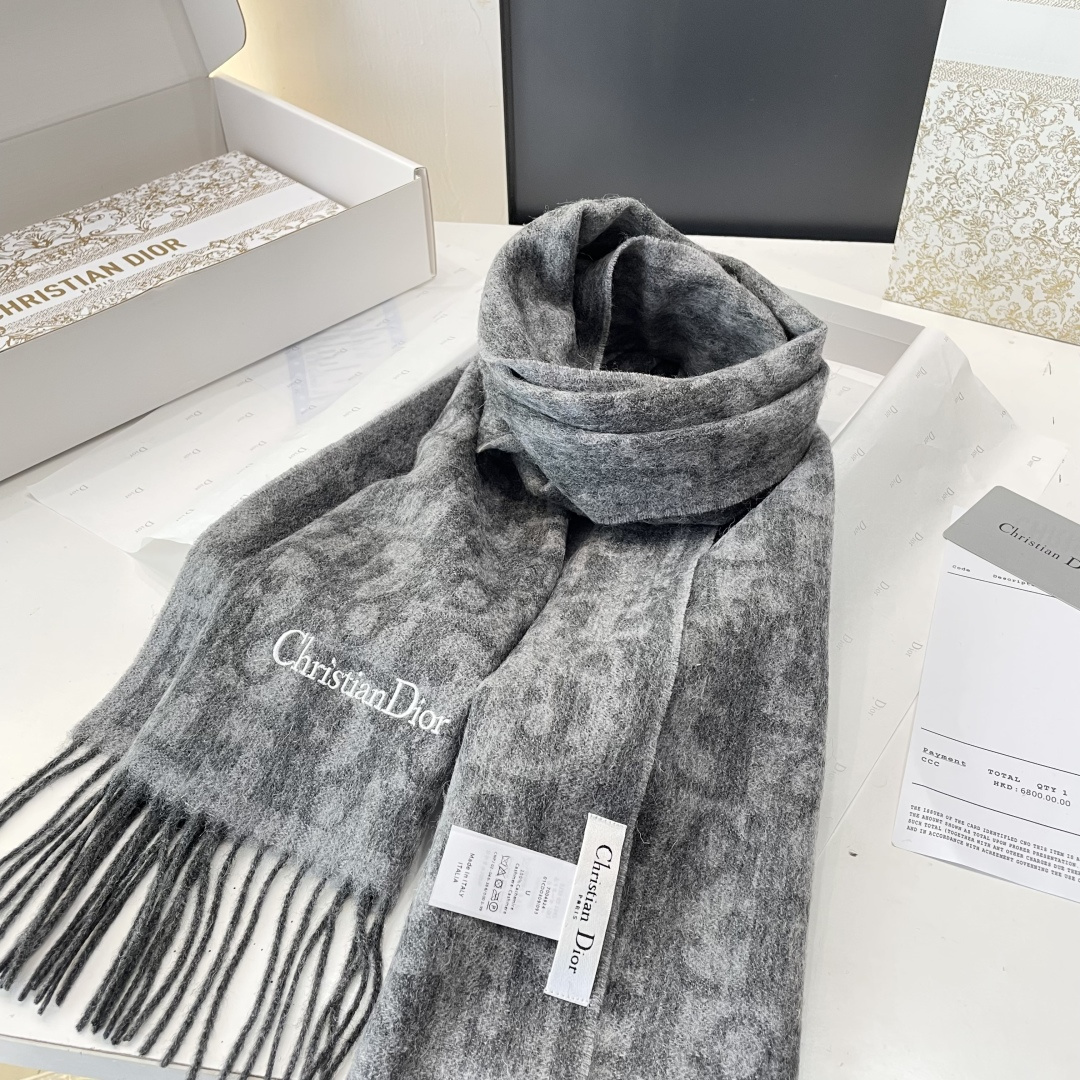 迪奥（Dior）明星同款dd围巾。经典款永远不会过时，而且超百搭。超级好看！！果断自留！精致散须 率真不