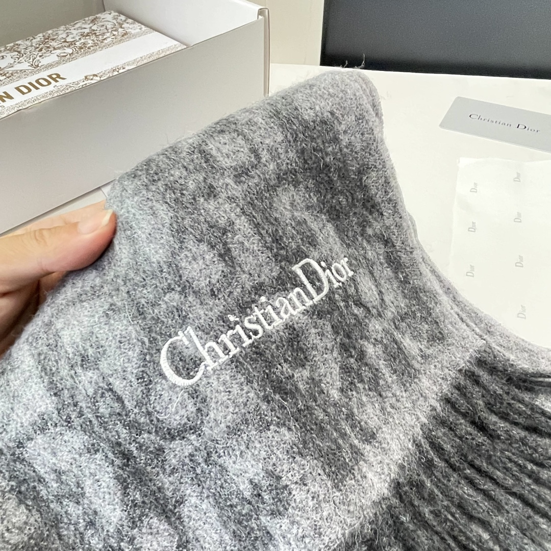 迪奥（Dior）明星同款dd围巾。经典款永远不会过时，而且超百搭。超级好看！！果断自留！精致散须 率真不