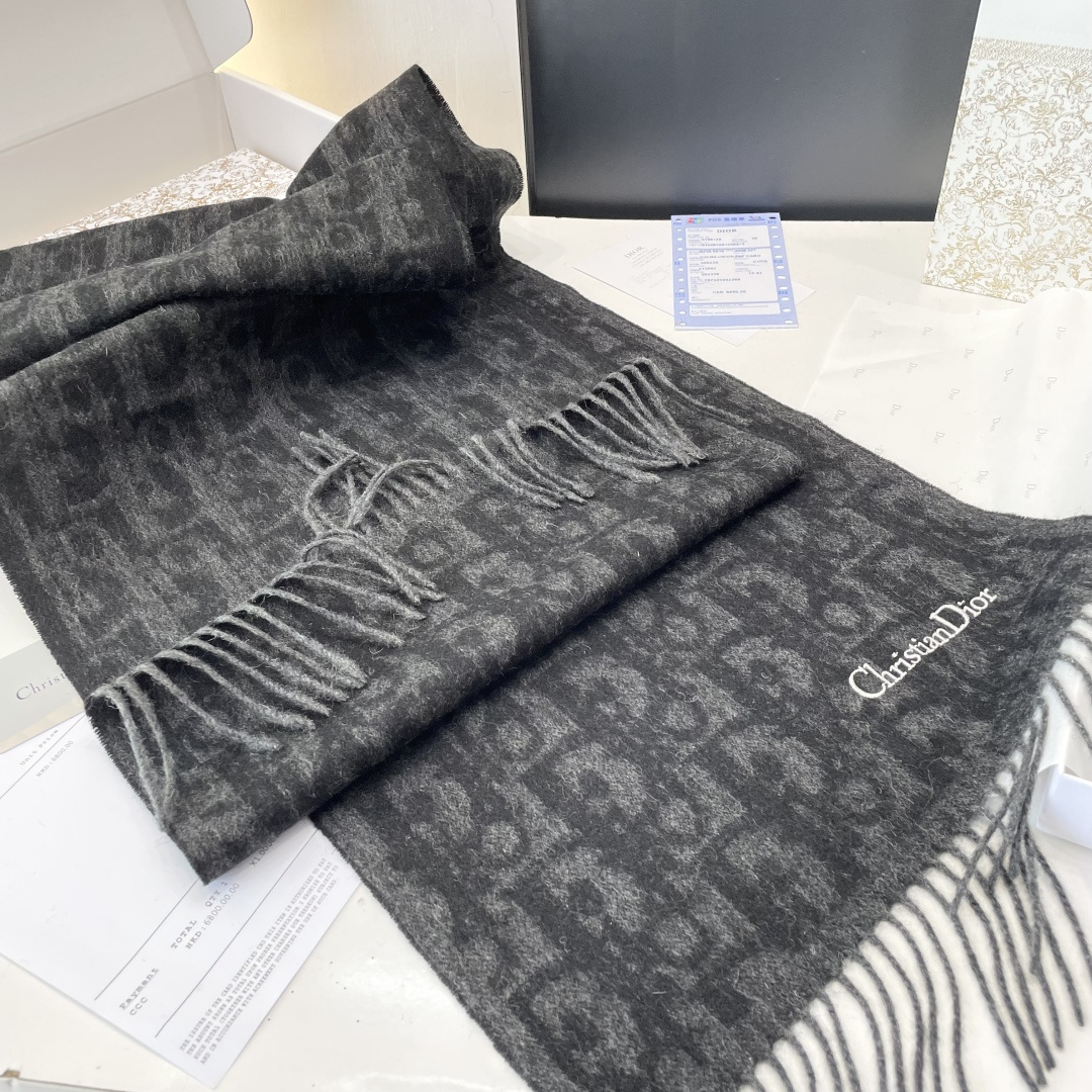 迪奥（Dior）明星同款dd围巾。经典款永远不会过时，而且超百搭。超级好看！！果断自留！精致散须 率真不