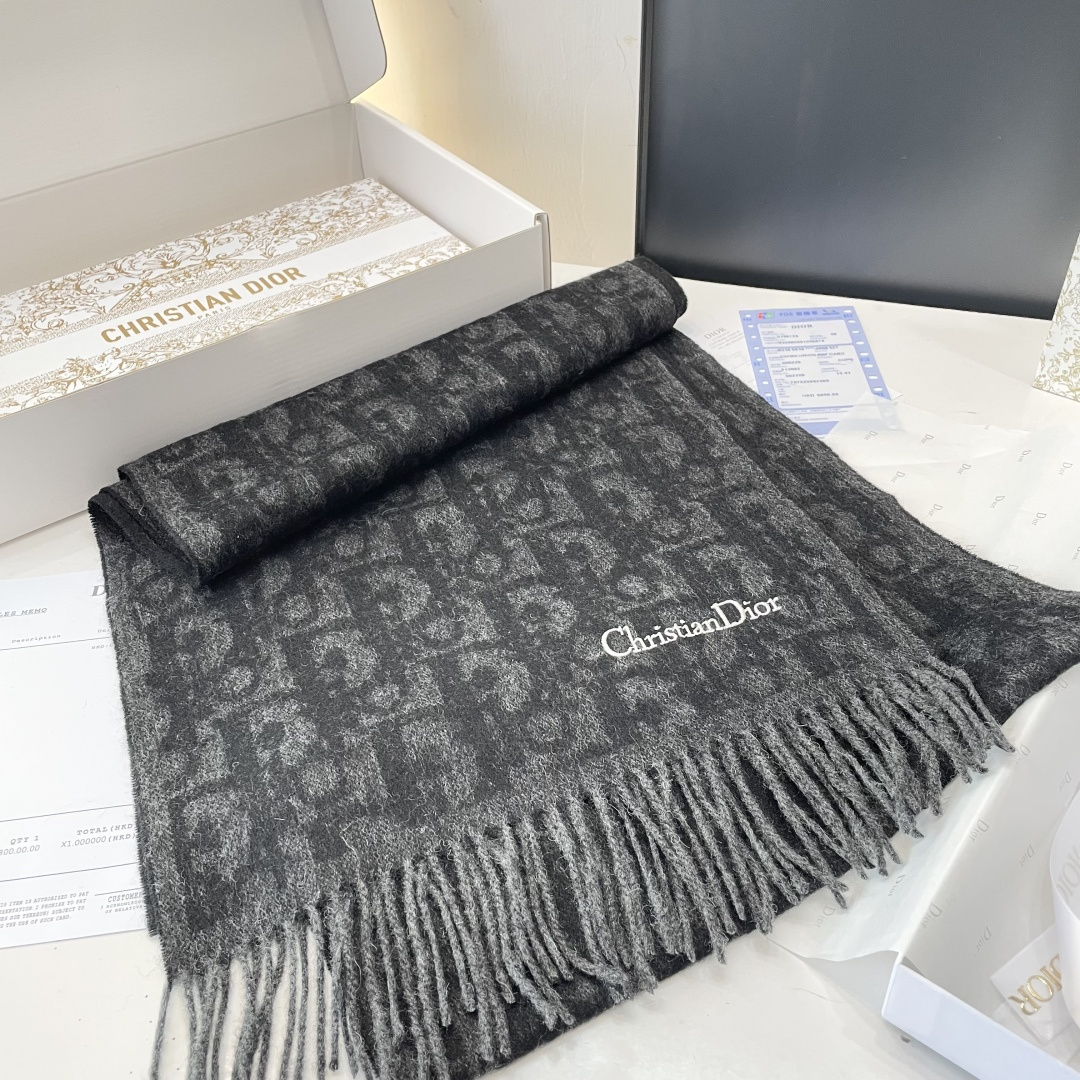 迪奥（Dior）明星同款dd围巾。经典款永远不会过时，而且超百搭。超级好看！！果断自留！精致散须 率真不