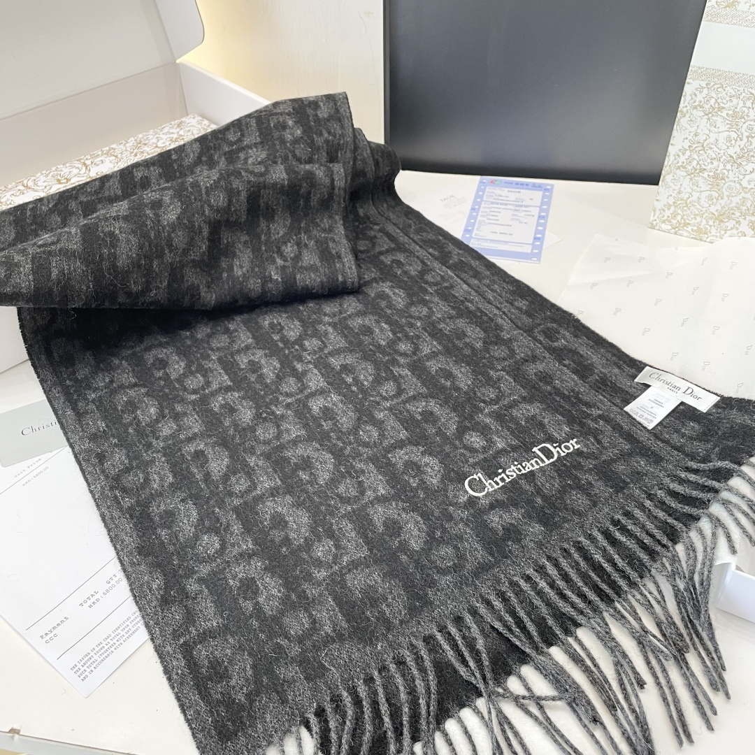 迪奥（Dior）明星同款dd围巾。经典款永远不会过时，而且超百搭。超级好看！！果断自留！精致散须 率真不